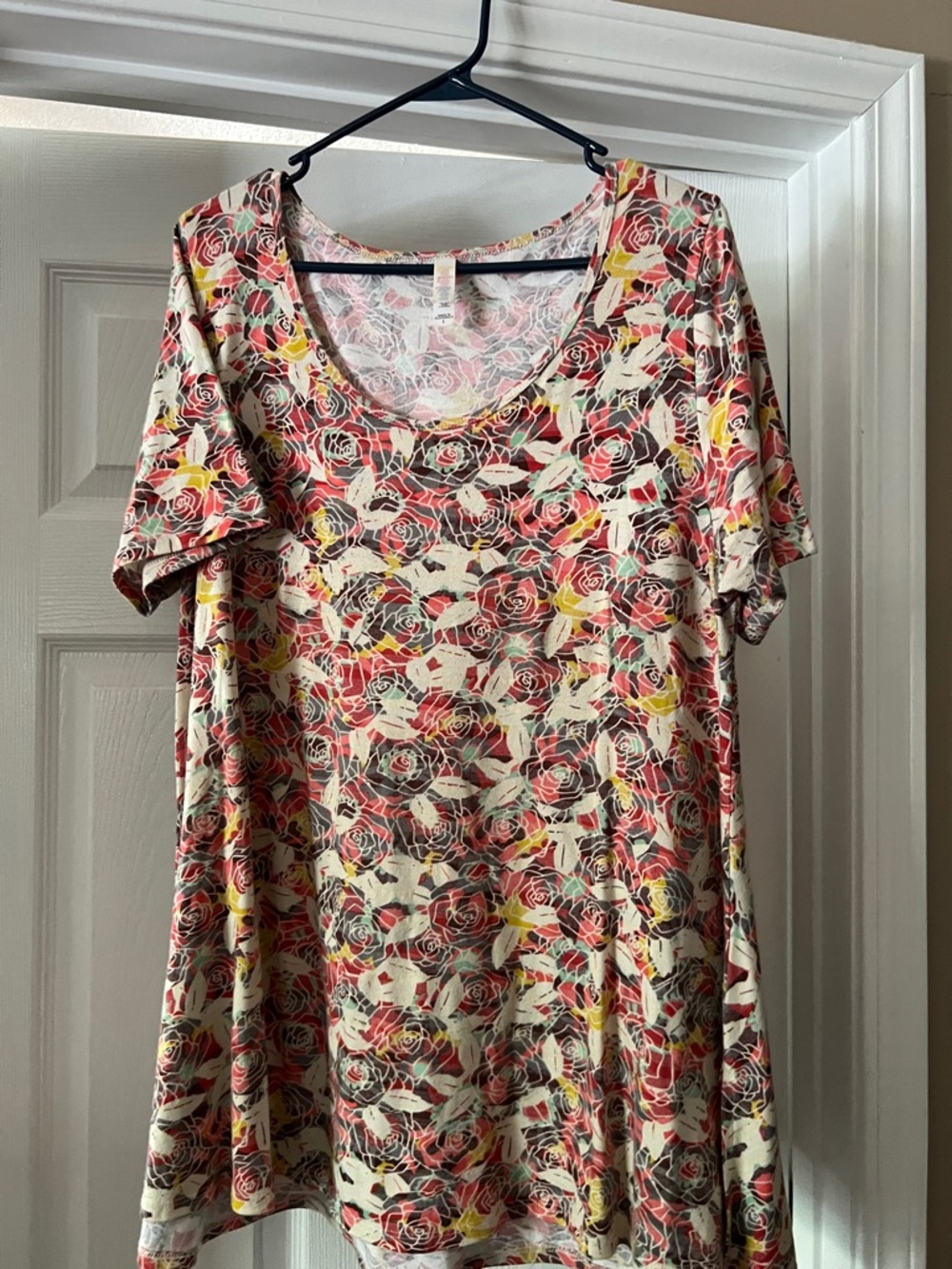 LuLaRoe Short Sleeve Scoop Neck Tee in Cream, Red, Yellow